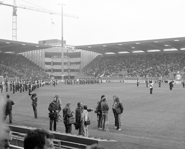 885059 Afbeelding van een optreden van verschillende muziekkorpsen bij de opening van het nieuwe stadion Galgenwaard te ...